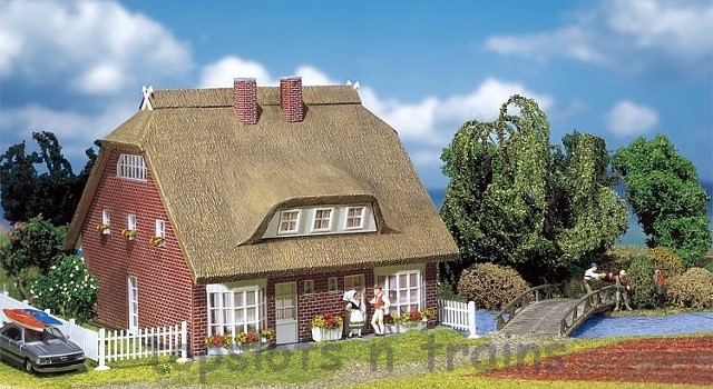 Faller 130250 OO/HO Scale Model Kit - Dwelling House With Thatched Roof