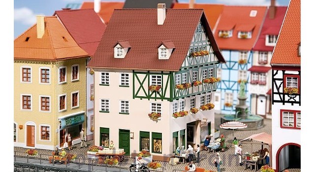 Faller 130492 OO/HO Scale Model Kit - Town House With Passage
