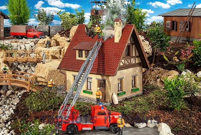 Pola 331090 G Scale - Detached House On Fire Kit