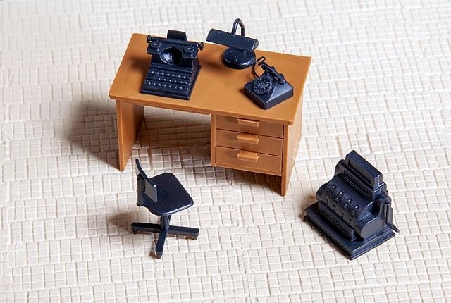 Pola 333156 G Scale - Desk With Accessories