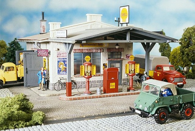 Pola 331735 G Scale - Service Station - 50S Style Rural Gas Station
